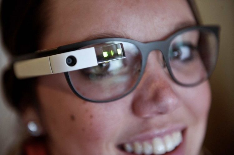 Google Glass问世10年，如今正式宣告停售；不过分析预期Google将持续投入相关计划研发，例如AR眼镜装置。法新社
