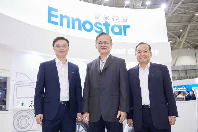富采投控旗下晶电、隆达及晶成分头布局Micro LED，2025年将带来明显成长动能。右起为晶电董事长范进雍、隆达董事长苏峰正及晶成董事长施韦。李建梁摄