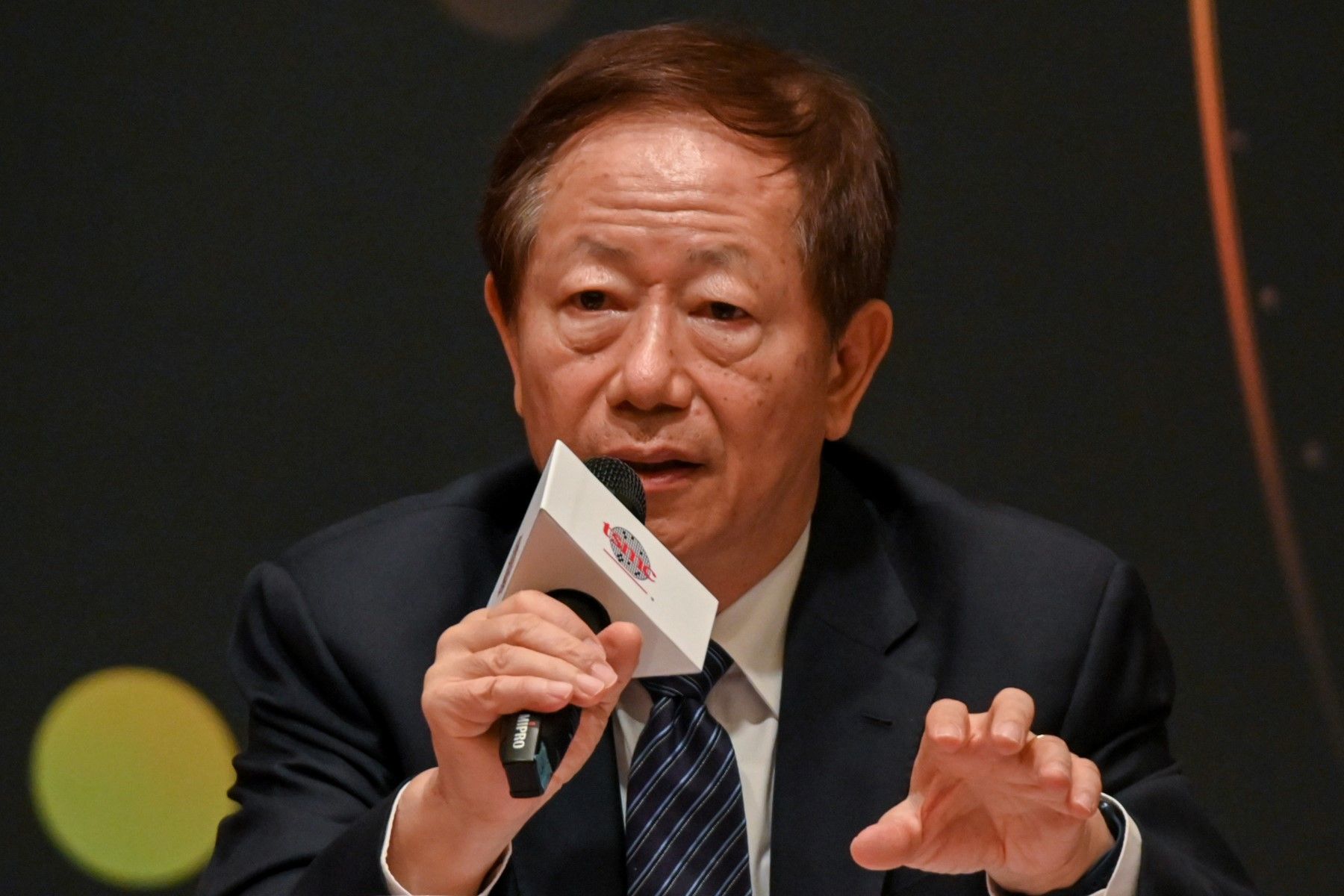 相较于英特尔CEOPat Gelsinger与美国政界的高调友好，台积电董事长刘德音受访纽时称，他大约每3个月赴美出差，他认为美国政府很清楚台积电的考量。法新社