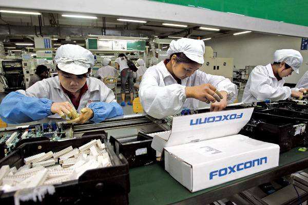 富士康宣布将在印度投资 6 亿美元新建两家工厂，生产 iPhone 零部件和芯片设备