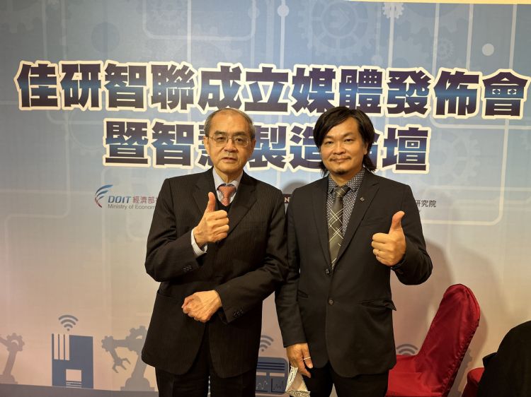 研华暨佳研智联董事长刘克振（左）及佳研智联总经理罗佐良（右）。杜念鲁摄