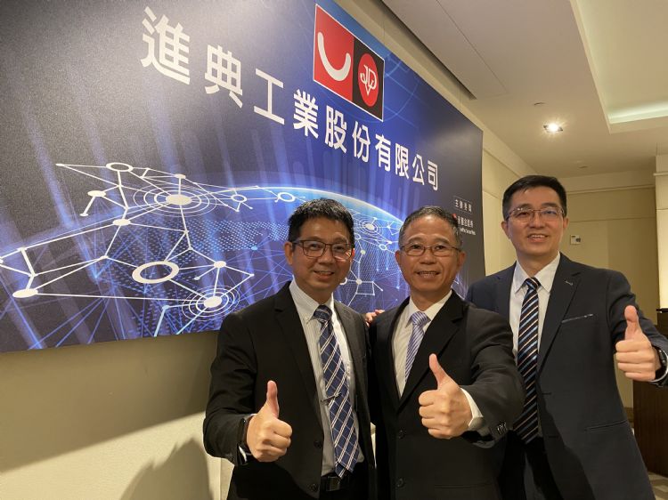 进典工业2022年、2023年营收可望写下新高。图由左至右为董事长范义鑫、总经理范义明、副总黄彦文。陈玉娟摄