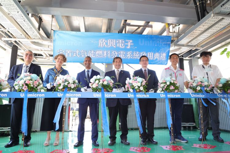欣兴14日正式启用台湾首座大型定置式氢能燃料发电系统。图左起为欣兴执行总经理马光华、美国在台协会（AIT）商务组长 Elizabeth Shieh、BloomEnergy CEO K.R. Sridhar、欣兴董事长曾子章、欣兴财务长徐兴源、桃园市政府经发局长张诚以及欣兴总经理兰庭。李建梁摄