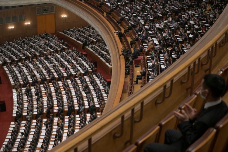 国内《生成式人工智能服务管理办法》8月15日起实施。外媒指出，内容审查以及高端芯片取得困难，是国内AI企业发展的挑战。法新社