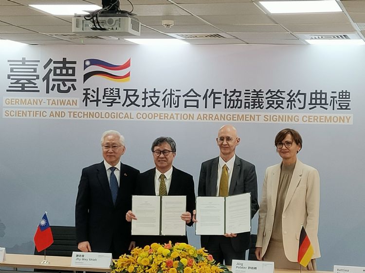 台湾和欧洲科技对话会议已达部长层级，图为德国联邦教育及研究部部长（右）3月访台。庄衍松摄（数据照）