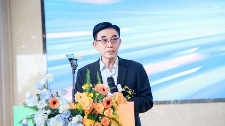 60岁才从美国回国内创立中微半导体的尹志尧，被誉为国内蚀刻机之父，日前也罕见公开提及美国围堵国内半导体的现况冲击。中微半导体