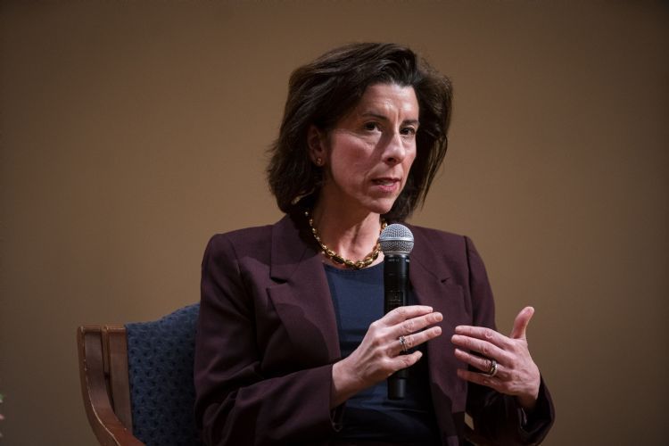 美国商务部长Gina Raimondo强调，「没有人会说我们需要在美国生产足够的芯片，来满足我们消费的「所有需求」，这显得愚蠢，但美国需要更多的韧性。彭博
