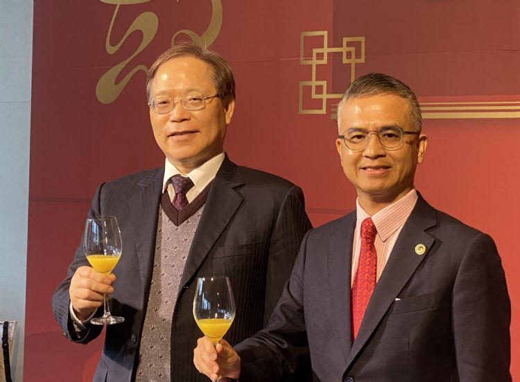 原中华电信总经理郭水义（右）接棒谢继茂（左）成为中华电信最年轻董事长。谢承学摄（数据照）
