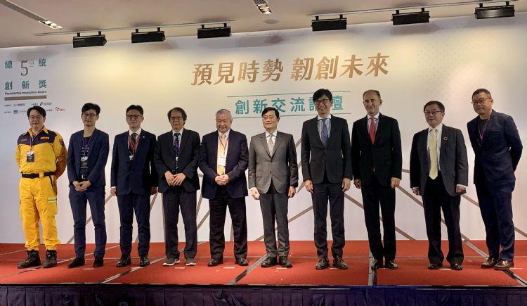 经济部14日举办「第五届总统创新奖创新交流论坛」。图中左起彰化县消防局队员宋明哲、财团法人均一平台教育基金会董事长兼CEO吕冠纬、经济部水利署副总工程师张广智、国立成功大学机械工程学系讲座教授蔡明祺、旺宏电子股份有限公司董事长兼CEO吴敏求、经济部次长陈正祺、经济部技术处处长邱求慧、台湾西门子总裁暨CEO艾伟（Erdal Elver）、台达电子永续长周志宏、今周刊研发长王之杰共同与会。黄立安摄