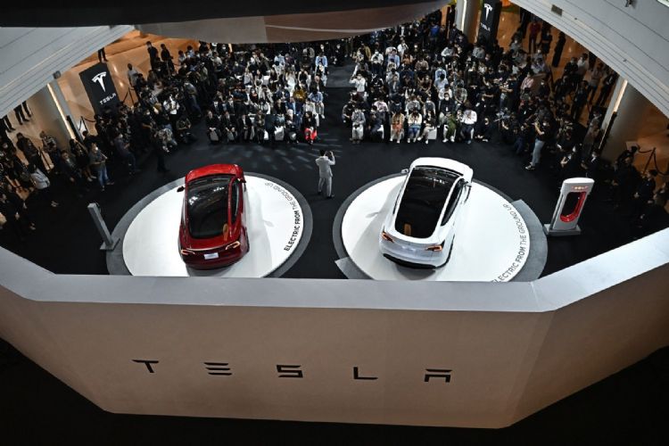 Tesla降价引国内车主抗议 星澳日韩也见降价救买气