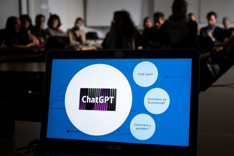 ChatGPT浪潮强袭，随着微软 Bing 查找引擎整合ChatGPT，加上其他生成式 AI 工具的需求攀升，对于AI芯片需求估将全面飙升。法新社