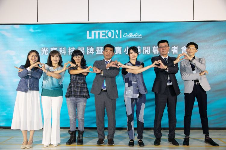 光宝首家企业店「光宝小舖」开幕，由董事长宋明峰（左四）主导推动，将与社会企业伙伴共同打造平台。符世旻摄