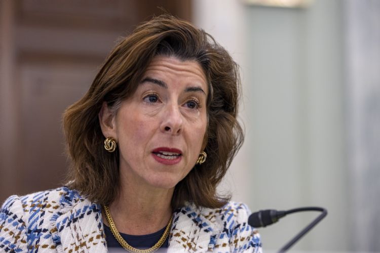 美国商务部长Gina Raimondo表示，拜登政府正在与业界领导者合作，并与盟国协调制定一套量身定制的新出口管制措施。彭博
