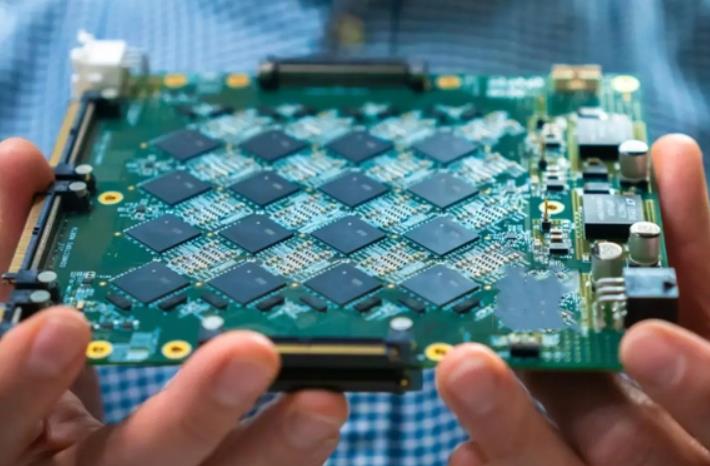 国产首款Chiplet AI芯片亮相，12nm工艺，可以媲美7nm？