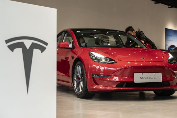 Tesla因再生制动系统瑕疵，宣布召回几乎所有在国内市场售出的各款电动车。Bloomberg