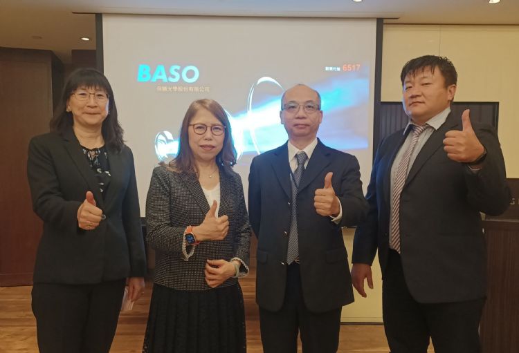 保胜光瞄准半导体AOI检测，右起为财务经理黄雅蓉、董事长方幼玲、总经理叶霖松与行销处总监黄志铭。康琼之摄