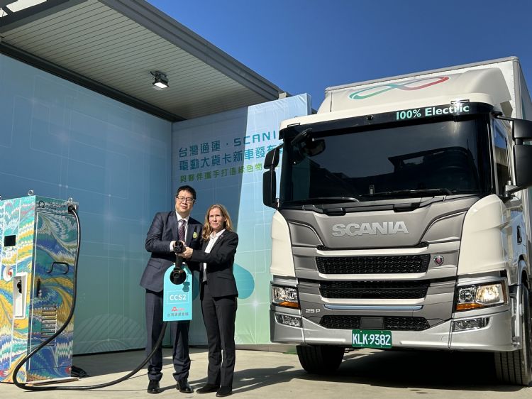 台湾通运董事长辜公怡（左）、Scania Taiwan总经理柏明希共同为电动大货卡插抢启动。黄立安摄