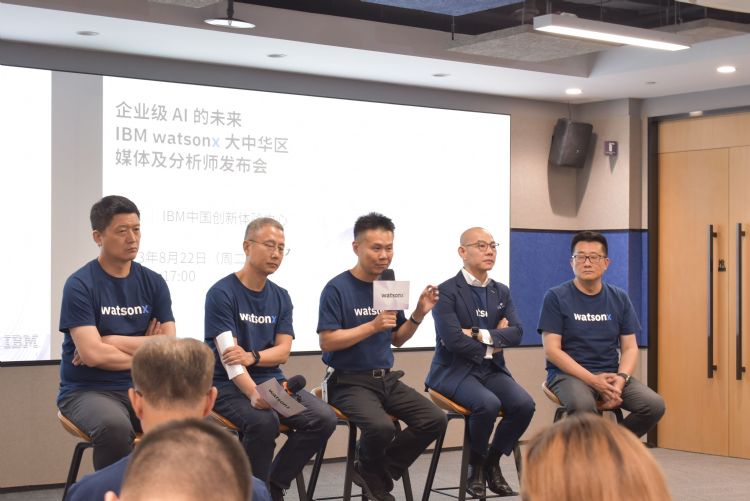 IBM大中华区董事长兼总经理陈旭东（中）率储存、谘询、客户管理、科技事业部主管出席watsonx发布会。林佳楠摄