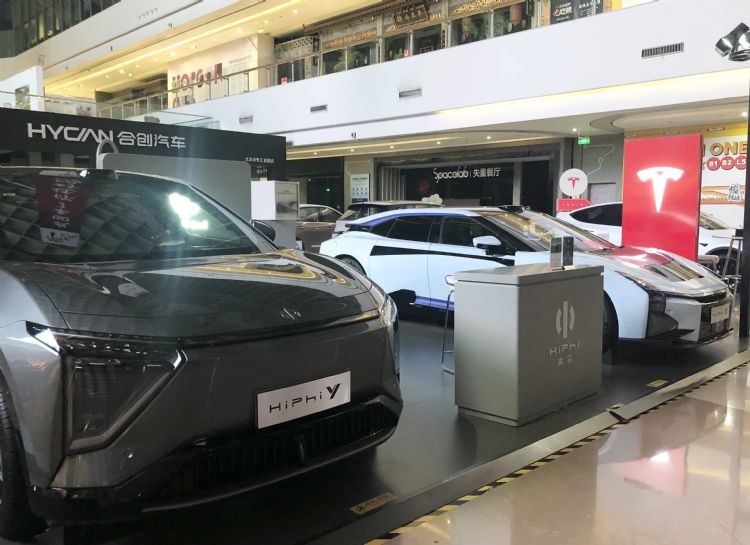 国内汽车、电动车品牌百花齐放，政府也透过一定政策鼓励民众采购电动车。图为北京市某商场的汽车展示。林佳楠摄