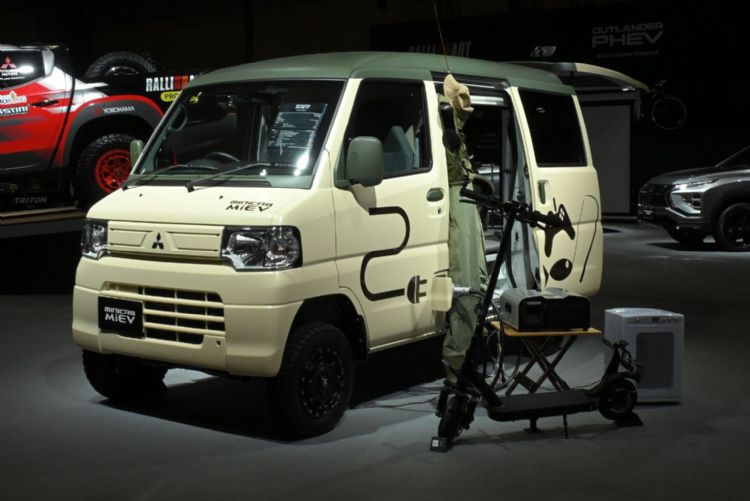 三菱汽车的轻型商用电动车MiniCab MiEV及轻型电动车eK X EV，将在山田电机的店面销售。三菱汽车