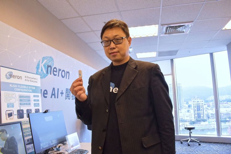 耐能创始人暨CEO刘峻诚表示，除了AI芯片，团队还开发出U盘一般的AI加速棒，让一般企业也能自行发展AI应用。林佳楠摄
