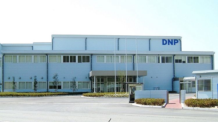 采用OLED面板的手机、平板电脑、与NB，市占率快速成长，故DNP投资设OLED遮罩新产线。图为增设OLED用金属遮罩的黑崎工厂。DNP