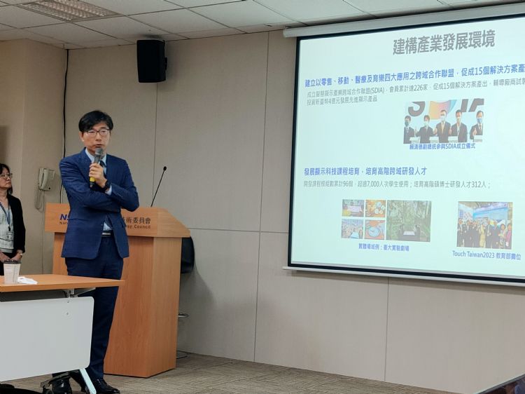经济部技术处处长邱求慧表示，台湾在推动特殊差异化显示器示范性应用与场域实证方面，已扩散至日本交通与旅宿场域。庄衍松摄