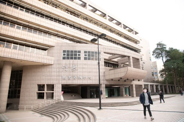 大学是培育无线通讯和跨领域专业人才的重要基地。符世旻摄