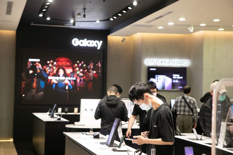 手机市场表现优于预期，三星、OPPO、小米新机销售均传捷报。李建梁摄