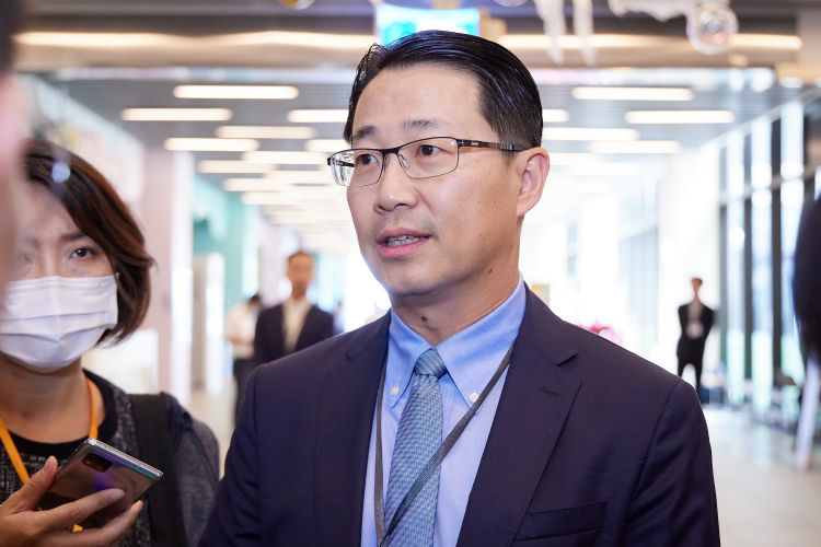 李允立认为，Micro LED甜蜜点正逐步发生，长期取代LCD则需要十年时间。李健梁摄