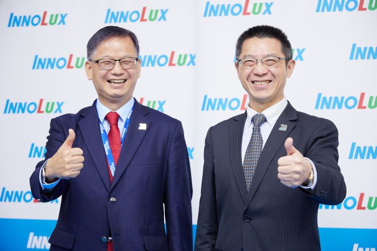 群创董事长洪进扬（右）、总经理杨柱祥。李建梁摄
