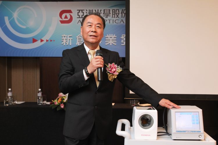 亚光6月宣布，敲定在菲国扩厂，近期指出，2024年底前后完工，并逐步开出产能。图为亚光董事长赖以仁。康琼之摄