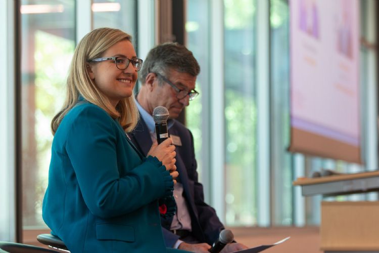 美国亚利桑那州凤凰城市长Kate Gallego(左一)展开寻访东亚的行程。撷取自Twitter