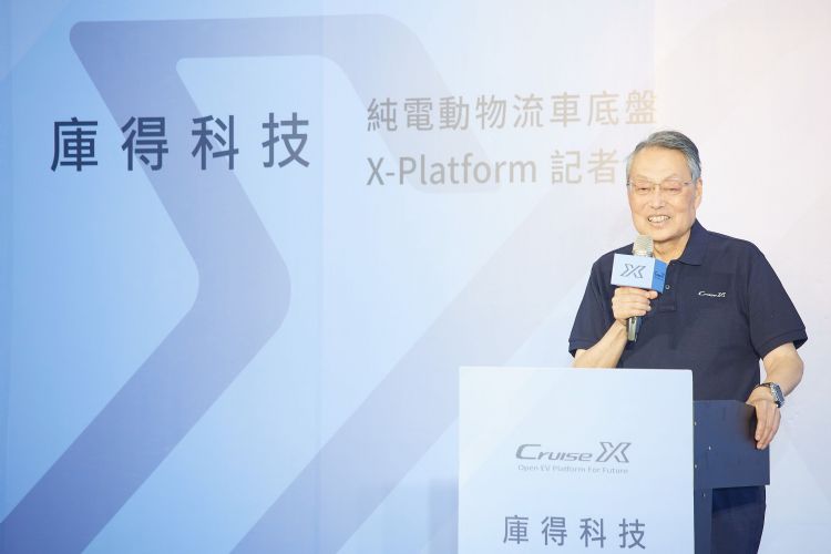 宏碁创始人施振荣认为，汽车业已在典范转移，大厂也可能成为小厂的卫星厂。李建梁摄（数据照）