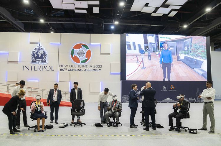 国际刑警组织在大会现场让来宾体验参访元宇宙总部。INTERPOL