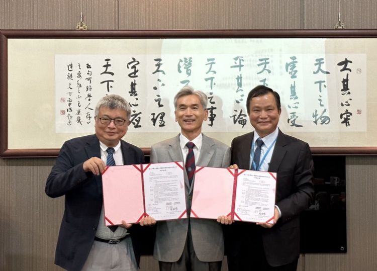 上纬与兴大携手循环经济合作。左起依序为兴大循环经济研究学院院长王升阳、兴大校长薛富盛、上纬投控蔡朝阳董事长。上纬