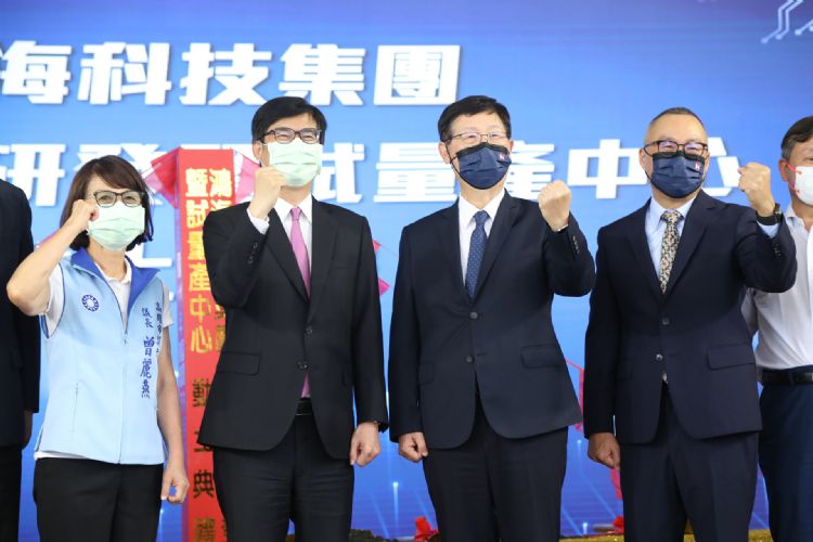 富士康登高一呼，苏醒冬眠中的台湾锂电池产业。符世旻摄