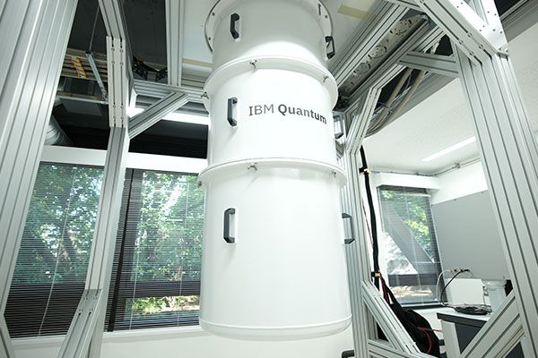 图为QHTC测试平台用5量子位元电脑。东京大学