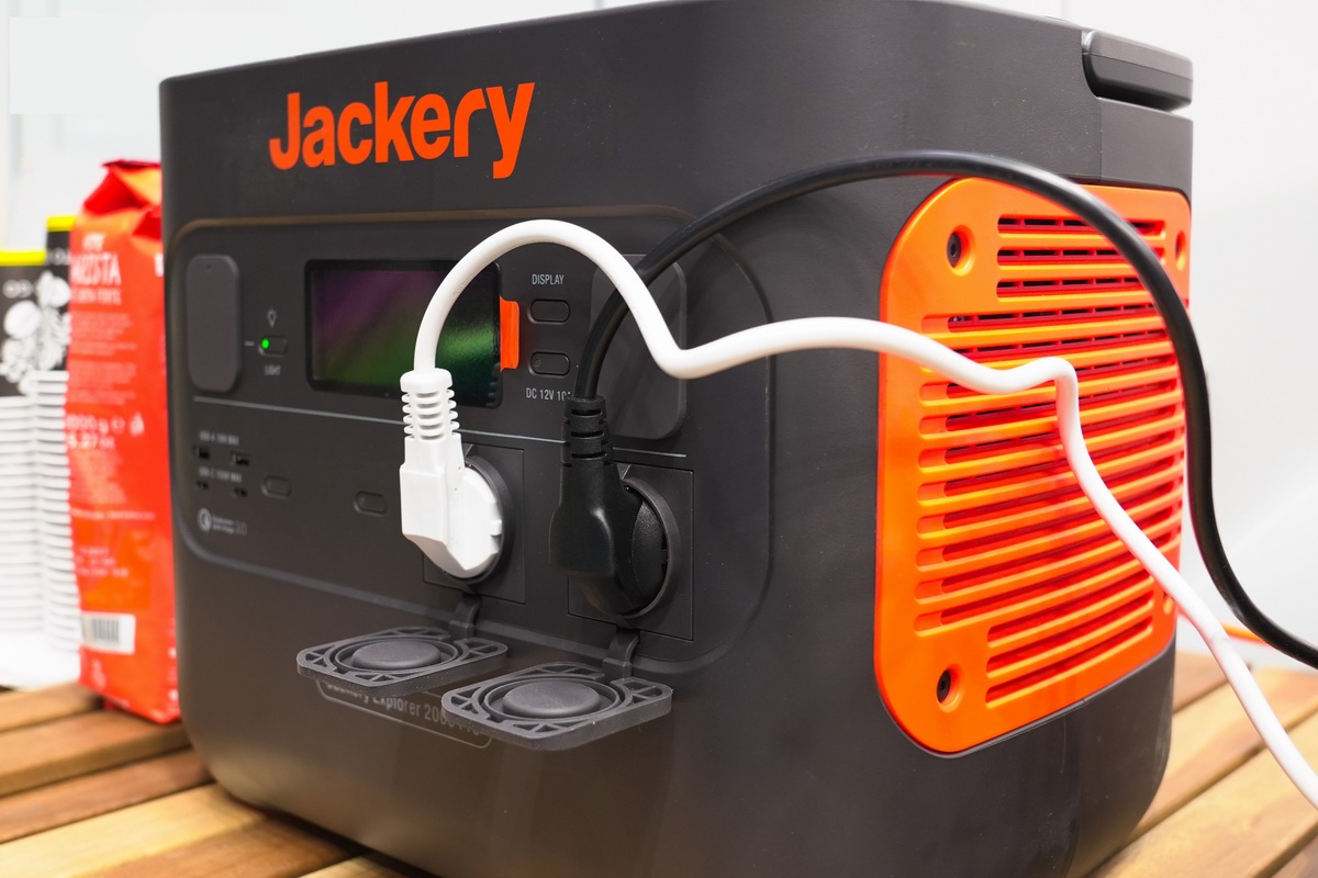 Jackery电小二携旗舰新品SG 2000 Plus亮相德国Intersolar Europe 2023-充电头网