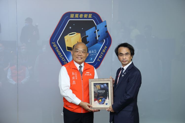 行政院长苏贞昌(左)前往国研院太空中心视导。李建梁摄