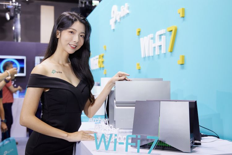 手机与PC新品齐发，将推升无线网络路由器的升级动能。李建梁摄