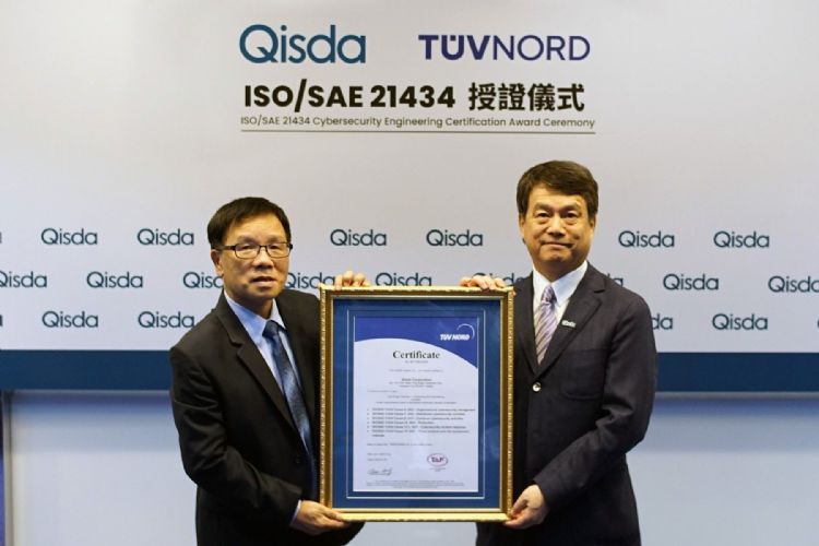 佳世达取得ISO/SAE 21434认证。图左为TUV NORD台湾区总经理叶政治、右为佳世达总经理黄汉州。佳世达