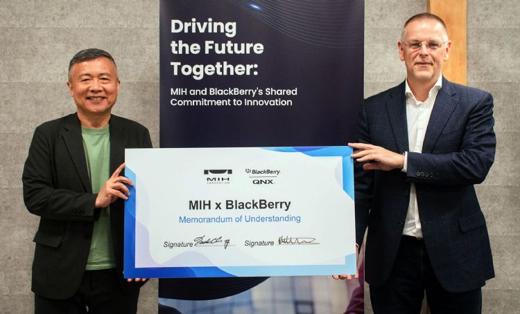 MIH联盟CEO郑显聪（左）及BlackBerry物联网总裁Mattias Eriksson。MIH
