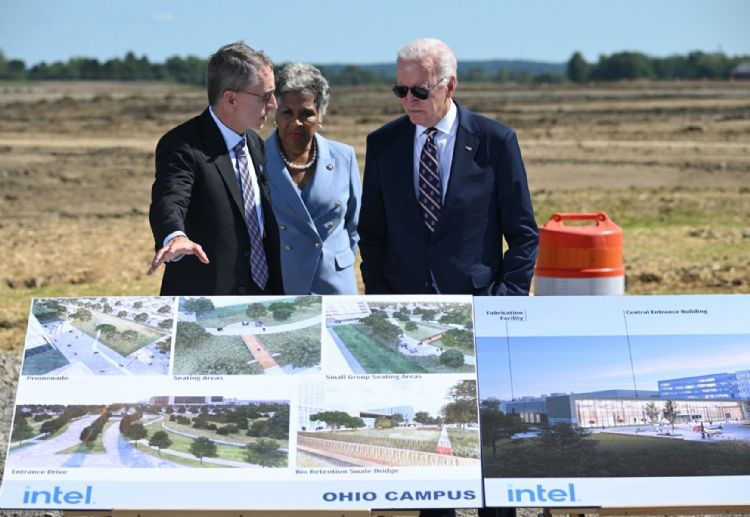 英特尔CEOGelsinger邀得拜登总统(Joe Biden)前往俄亥俄州晶圆厂动土典礼，但如今传出英特尔裁员消息，恐将影响该厂申请联邦补贴扩产遭到刁难。法新社