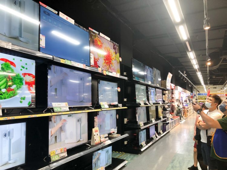 大尺寸电视需求持续升温，但整体电视销售表现仍不如预期。符世旻摄（数据照）