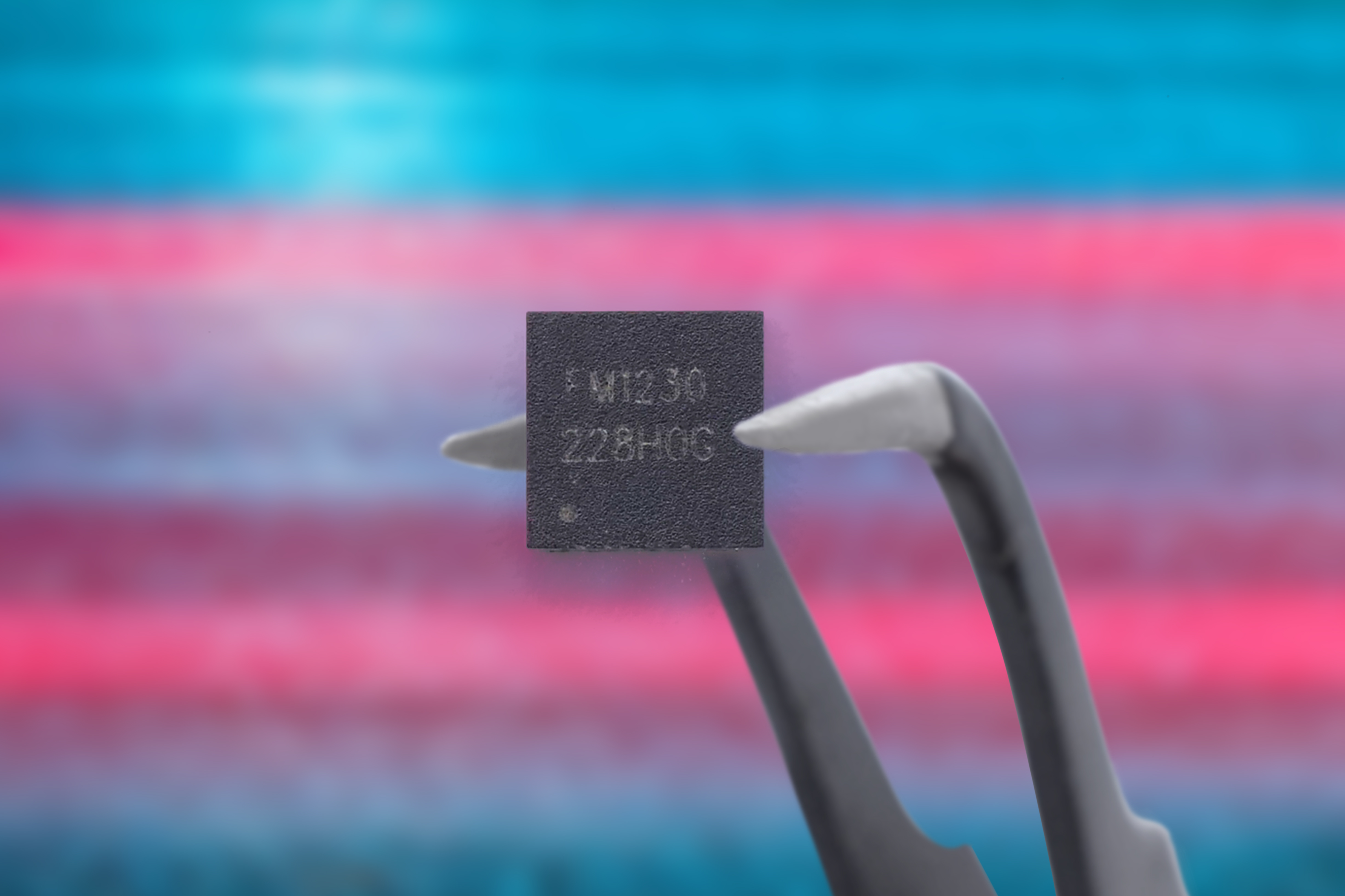 Qi2新认证，复旦微FM123X安全芯片，打造数字时代的安全壁垒