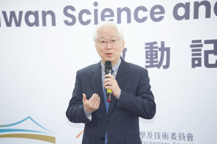 针对台湾基础研究占比落后一事，国科会主委吴政忠表示政府会提政策工具或修法。李建梁摄