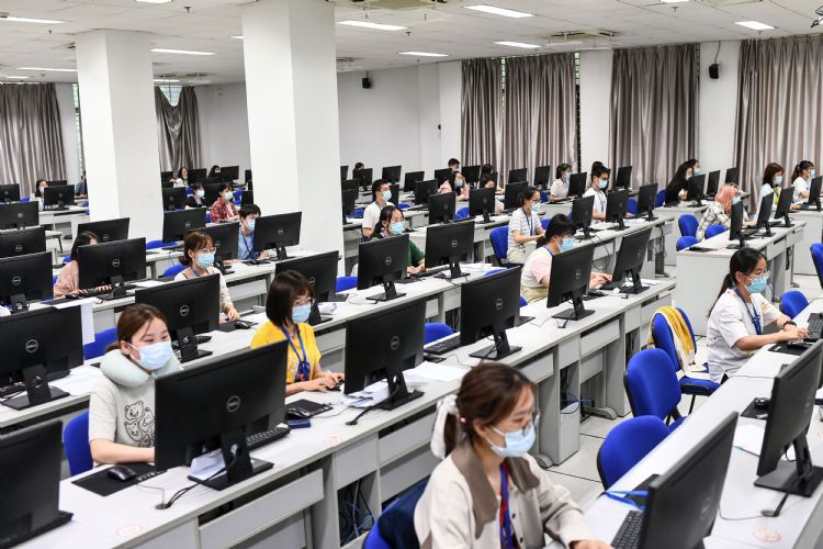 国内政府机构与国有企业的信息装置，正在改采国内企业自制产品。法新社