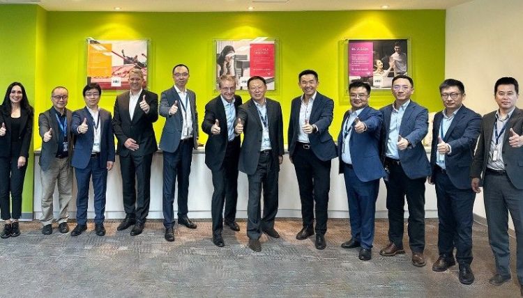 英特尔CEOPat Gelsinger此番国内行，先后拜访国内服务器系统合作伙伴新华三与超聚变，在两地均留下合照。超聚变