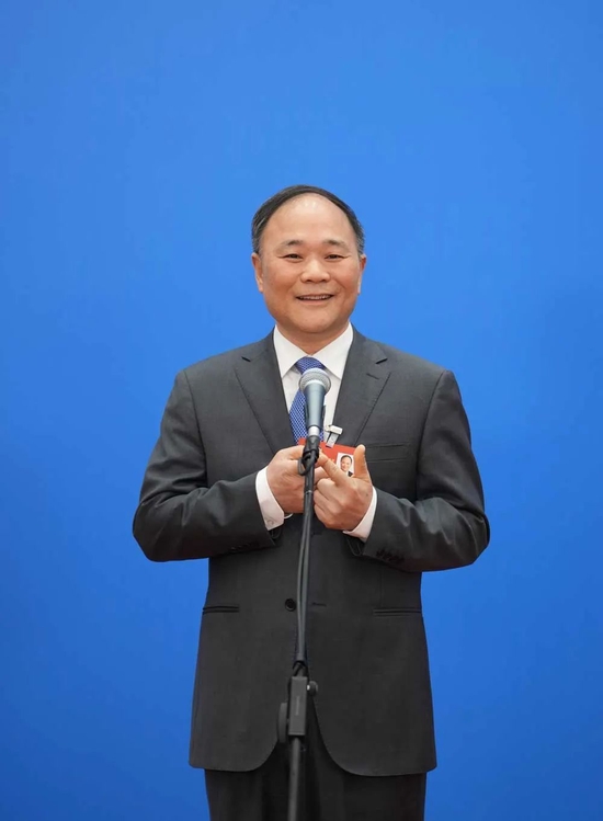 两会首场“委员通道”开启 李书福点赞中国新能源汽车产业